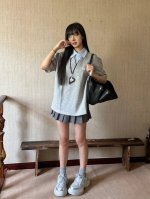 Miumiu 缪缪 解锁夏日高级感 Miumiu 风假两件 polo 领短袖 T 恤 在时尚的缤纷夏日里，Miumiu 风假两件衬衫领短袖 T 恤脱颖而出，为男
