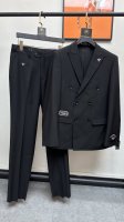 p830/套。 Dior. 2024新款高端商务休闲西服套装，贸易公司渠道臻品，高奢顶尖品鉴货。进口聚酯纤维氨纶混纺面料，整体的造型设计，沿袭了现代极简主义基调