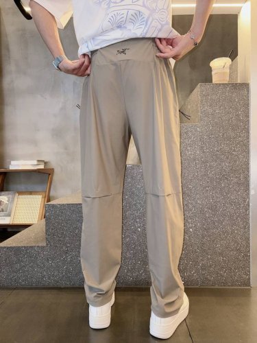 Arcter*X始*祖鸟 2025春夏新款休闲运动风格休闲裤，户外品牌可能大家第一想到的就是加拿大鹅、始祖鸟。给人一种标签试的感觉！除了在款式设计上颇有造诣之外