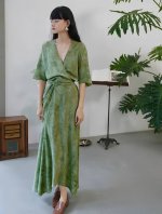 高级大货主推莫奈的 睡莲 围裹式不规则缠绕连衣裙长裙，这款裙子的设计独特且吸引人。围裹式不规则缠绕 系带的设计不仅增添了时尚感，还能根据 个人的身形和喜好进行调
