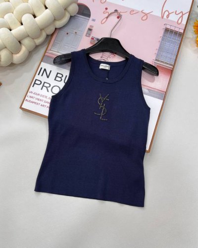 ysl新款烫珠Logo针织背心，以精湛工艺与时尚巧思，勾勒奢华风尚。简约无袖版型，流畅线条贴合身形，巧妙展现优雅身姿，于不经意间流露自信魅力。 经典Ysl标识以