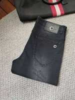 p200 迪奥 2025春夏高级时装感，超柔牛仔面料 , 浅色洗水牛仔裤。 面料很特殊，超细精仿棉纱混纺，超柔舒适感。 具备牛仔随性感 ,休闲感 ,有轻松感 ,