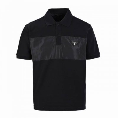 高版本 Prada普拉达Prd 两扣拼接贴布三角标短袖Polo衫 采用 G珠地布料，100%再生尼龙面料，胸口梭织拉链口袋， 定制三角标徽章装饰，隐形口袋设计。