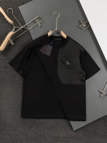 prad*微宽版型S-Xl 普拉达 25Ss新款胸前金属三角标假口袋贴布拼接刺绣款短袖T恤，这款T恤融运动风极简主义设计和精美细节于一身。拼接了进口家独家布料，