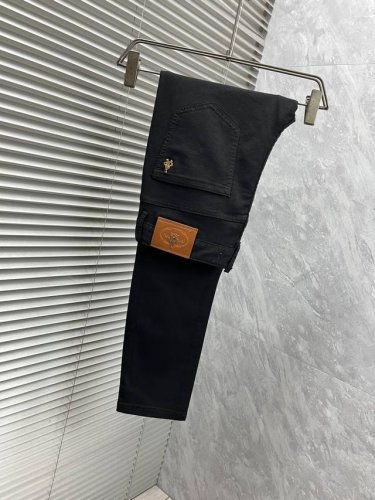 普拉达 原单牛仔裤 2025新品，原版牛仔裤 原版重工打造，品牌经典Logo设计，原版五金辅料。专柜定制牛仔面料，完全对版专柜，欢迎专柜试穿后再购买，好货不怕比