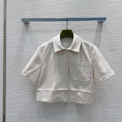 17689# 套 gucc*2025新品 提花衬衫外套半裙套装 定制Yb进口提花材质 质感高级 穿搭有型 翻领短袖外套半裙套装 通体浅卡其系双G字母提花元素 翻