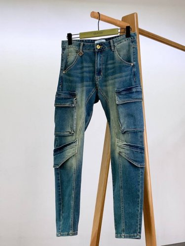 prada 普拉达 2025Ss早春新品 这款工装牛仔裤，将经典牛仔元素与工装风格巧妙融合。浅蓝色牛仔布经过独特水洗工艺，呈现出自然的褪色效果，复古韵味十足，彰