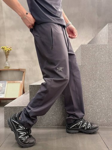 2025春夏款Arc'teryx始祖鸟 Gamma Lt 男子 鸟家户外运动休闲冲锋裤 专业研发的科技导湿速干面料， 面料在纺织过程中加入经纬状分布的“筋络”更