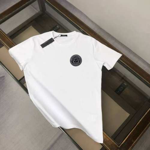 aversace 范思哲 春夏最新款圆领短袖情侣款T恤～～定制纯棉面料，极为亲肤舒适， 摸上去手感非常的柔软，质感很好，做工细致。完美体现立体感 符合品牌一贯的