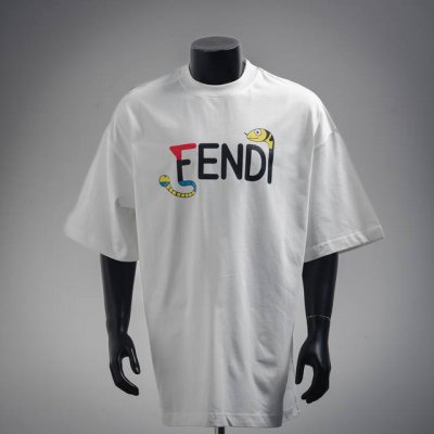 fendi 芬迪25Ss蛇年蛇头标识印花短袖T恤 采用高质量面料制作而成，无论是日常穿搭还是参加派对，都能展示出您的时尚品味和个性。这款短袖具有舒适的剪裁和休闲