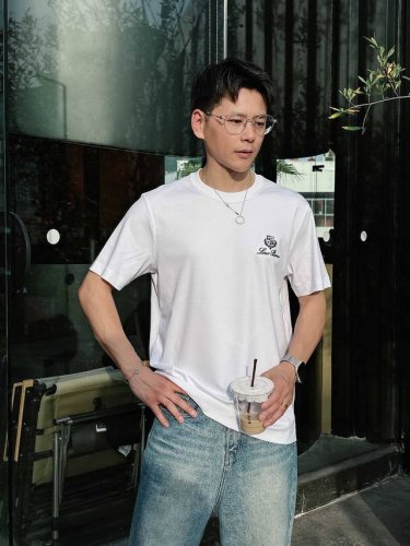Lp 2520春夏新款首发专柜最新款短袖圆领T恤 高端订制 设计前卫时尚 品牌Logo重工艺设计 高端定制丝光云朵棉面料.手感柔软.穿着舒适.专柜级别精致车线.