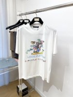 路易威登、2025最新款短袖T恤，帅气时尚，胸前顶级印花图案字母Logo，简约百搭款。面料棉 不仅挺括，保持潮流的廓形，又穿着舒适，纱织更细腻，码数M-3Xl