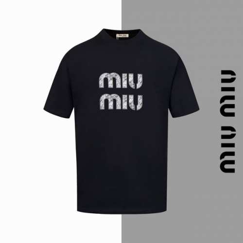 款号#Z62 Miumiu迷彩印花圆领短袖 Miumiu官网一致款式 面料：32支双纱280克纯棉面料 同缸同色织染螺纹 颜色一致 工艺：进口机器白墨直喷印花技