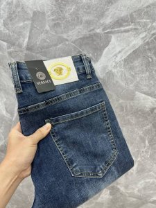 versace范思哲 2025新品男士牛仔裤 面料弹性好。独家发售 官网同步 时尚优雅 重工艺设计。采用原色酵母水洗工艺 精选进口重磅丹宁牛仔面料 配专柜五金装
