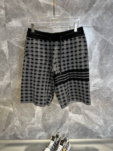 tb汤姆布朗 Thom Browne2025Ss新款针织短裤，定制面料采用威化布织法，提花针织工艺，版型紧致立体，4杠拼接，定制裤绳五金质感强，顺滑，上身舒适透