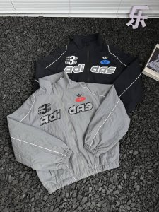 Adidas Originals阿迪达斯男女同款情人节系列 户外运动休闲复古美式立领运动宽松长袖夹克 - 今年情人节，用情侣穿搭高调秀恩爱！这件Adidas O