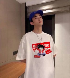 上新 Supreme新款圆领短袖T恤 简约又不失设计感 超级吸睛 不仅保留了品牌的招牌风格 色调上的搭配效果自带层次 视觉上很有高街调性 重工艺高质感 棉质感强