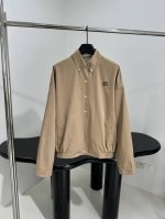 新品斜纹棉布短夹克 这款斜纹棉布短夹克重新诠释系扣式衬衫典范款式 饰有品牌标识刺绣 翻领领口 纽扣开合 松紧弹力下摆 男女同款 卡其色 L