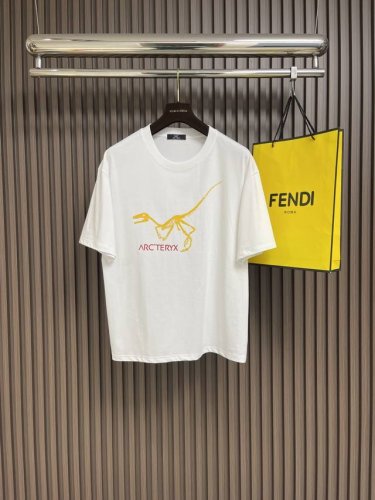 arcteryx 始祖鸟 Logo印花圆领宽松美式复古短袖T恤 面料采用40支260G双纱面料，上身有型，质感无敌，绝对属于性价比极高的一款短袖T恤，舒适透气厚