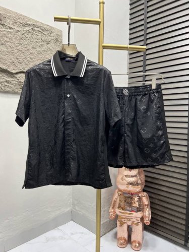 上衣 短裤 Lv 提花满印Polo衫短裤套装，取材细腻桑蚕丝，依托精湛提花工艺描绘波纹效果 Monogram 图案。条纹针织衣领和侧面饰带流露动感学院气息，暗扣