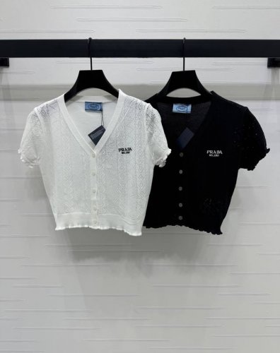 上新原单高端品质 prad* 2025春夏最新系列！Ｖ领镂空针织短袖开衫！定制进口材质 质感有型 舒适透气 整体镂空编织纹理 袖口也下摆花边设计 胸前撞色字母L