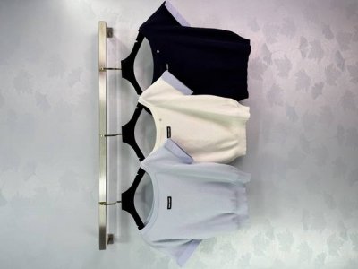 Miu*短袖针织上衣，早春新品，斜领撞色字母设计，时尚又百搭，搭配裙装或裤子都好看。3色3码Sml T226B