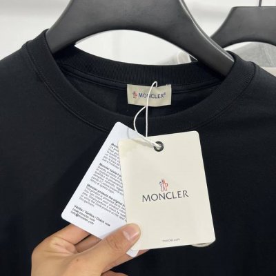 P120｜区别市场通货Moncler蒙口2025新款刺绣Logo徽标短袖T恤。 胸前采用小Logo刺绣，品牌特征十足，环保及材料！ 面料色彩选280G32支双纱