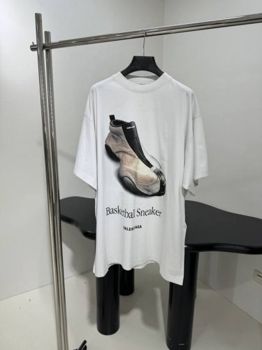 早春新品Basketball Sneaker廓形T恤 同源平纹针织面料 正面和背面饰以Basketball Sneaker艺术作品印花 成衣洗水做旧 男女同款