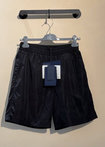 精选代工厂P原单品质 24Ss Prada普拉达尼龙短裤 这款休闲的百慕大短裤选用珠地布打造 洋溢运动活力 呈现完美造型 Re-Nylon细节时髦百搭 丰富多彩