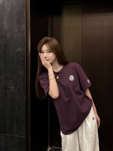 蒙口新款手臂刺绣Logo紫色短袖 还没见过这么正的葡萄紫:太温柔了 这个颜色很衬肤色显白又出片 胸口手臂刺绣Logo 清冷高级感十足 纯棉260G双纱面料 手感