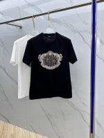 Versace 范思哲 2025春夏季新品男士水晶Starfish Blason T恤，正面饰有刺绣和水晶装饰的盾形纹章，纹章中央为海星和Medusa图案，重工
