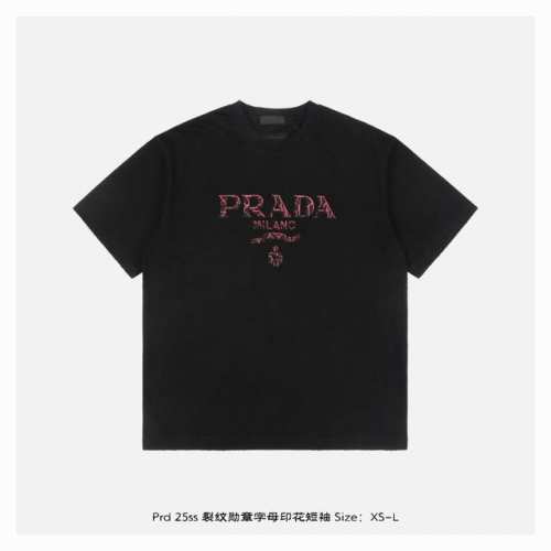 prada 普拉达 25Ss 裂纹勋章字母印花短袖 面料采用230克重精梳棉，定制32支1*1螺纹，成衣两遍水洗处理，面料舒适亲肤无异感，定制定染面料，纺织密度
