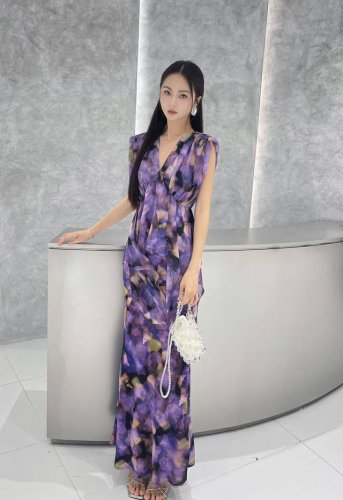 一袭靛紫花卉飘逸鱼尾真丝裙 精53%真丝 质地轻柔顺滑 靛紫主调搭配缤纷花卉图案 晕染自然 似艺术杰作 V领无袖设计 巧妙展露优雅线条 鱼尾裙摆灵动飘逸 摇曳间