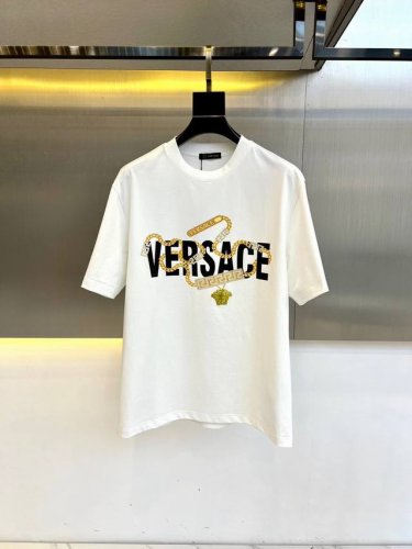 vers范思哲、2025S新品时尚潮流休闲短袖T恤，采用进口双纱欧棉面料，温儒柔软 细腻柔软 上身自然是舒适 凉爽，胸前印花图案Logo时尚立体。颜色十分清晰，