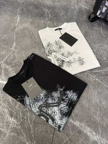 arcteryx 鸟家25Ss新款烟雾字母印花刺绣 T恤！ 时尚水墨印花搭配刺绣！充满艺术气息 颜色：黑色.白色. 尺码：S-Xl