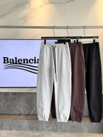 Baleniclaga 巴黎世家 刺绣针织短裤 几条短裤是夏日常备，但即使穿短裤也要有品，不能掉品味！这款就是你们的最佳选择，珍珠吊坠饰，时髦藏在小细节里面，应
