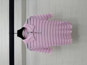 上新原单高端品质 Chane* 2025春夏最新系列 翻领拼接针织短袖 定制丝毛纱线织造 质感高级舒适 翻领针织短袖剪裁 精致双C字母徽标纽扣 彰显品牌个性 凸