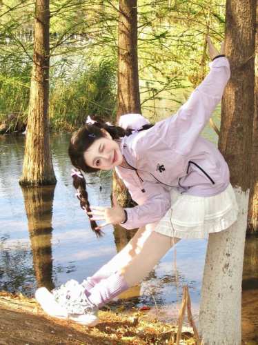Descente迪桑特新款美式轻薄连帽防晒衣 夏季户外风登山防晒服外套是夏季户外运动的必备之选。它采用轻薄面料，给你轻盈自在的穿着体验，同时具有防晒Upf80+
