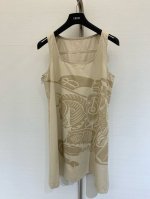 25春夏 骑士战马牛仔系列 背心裙 复古洗水牛仔面料 舒适亲肤 气质百搭款可甜可酷超时髦 骑士战马点缀 版型不挑人 任何身形都可驾驭 一系列搭配都很合适 日常休