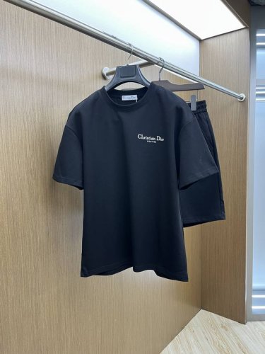 爆款 套 Cd高端定制 2025春夏新款首发专柜最新款短袖短裤休闲套装 高端订制 设计前卫时尚！品牌Logo重工艺设计 高端定制纯棉面料.手感柔软.穿着舒适.专