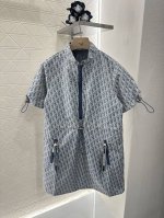 dio*2025新品上架 提花翻领冲锋连衣裙 定制Yb进口提花冲锋材质 质感高级 立挺有型 立领翻领两穿抽绳短袖连衣裙裁剪 通体以字母徽标提花满铺作为亮点 上衣