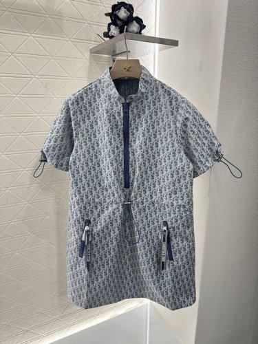 dio*2025新品上架 提花翻领冲锋连衣裙 定制Yb进口提花冲锋材质 质感高级 立挺有型 立领翻领两穿抽绳短袖连衣裙裁剪 通体以字母徽标提花满铺作为亮点 上衣