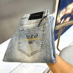 Arm阿玛尼、25S春夏款时尚水洗Logo牛仔裤，男士后口袋品牌字母刺绣徽标修身直筒牛仔长裤。此款裤装精选客供进口顶级95%棉5%氨纶日制混纺牛仔面料制作而成，