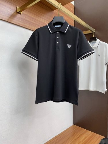 普拉达 2025春夏新品细纹珠地商务Polo，极简的衣身造型！ 顶级针织棉质混纺质地 整体的触感极为舒适，弹力十足亲肤效果高级，经典时尚翻领 Polo衫短袖 贸