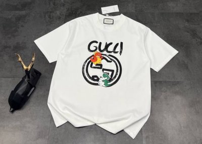 新款短袖上新 2025Ss古驰Gucci 新品！家人们，我不允许还有人没Get到这件古驰T恤 最近的心头好，走到哪被夸到哪~ 款式：经典的圆领短袖设计，简约又百