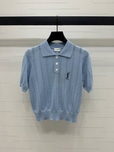 上新原单高端品质Ysl*2025春夏最新系列 翻领针织短袖 定制羊毛纱线织造 翻领针织短袖剪裁 半开襟纽扣调节 通体竖坑条镂空钩针肌理 穿搭显瘦 胸前刺绣字母徽