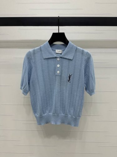 上新原单高端品质Ysl*2025春夏最新系列 翻领针织短袖 定制羊毛纱线织造 翻领针织短袖剪裁 半开襟纽扣调节 通体竖坑条镂空钩针肌理 穿搭显瘦 胸前刺绣字母徽