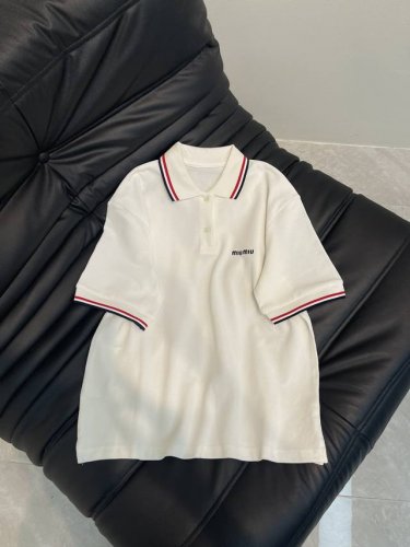 新品针织珠地棉polo衫 双色珠地棉面料制作 饰有撞色品牌标识刺绣徽标 撞色领边和袖口 polo翻领领口 纽扣开合 推荐入手白色 Sml Aa