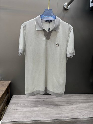 齐角翻领短袖针织polo衫 夏日穿搭的难题，一件男士短袖针织polo衫就能轻松搞定！ 翻领设计经典又百搭，修饰颈部线条，让你瞬间化身利落型男。随性与优雅，扣上扣