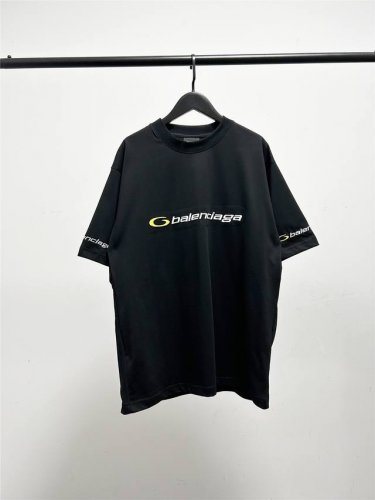 高版本，质量很好！原版包装，柜子最新款领标！巴黎世家 Balenciaga男女同款滑板系列刺绣短袖T恤！此款尺码偏大，最小Xs穿到 斤左右！最大穿到220斤！